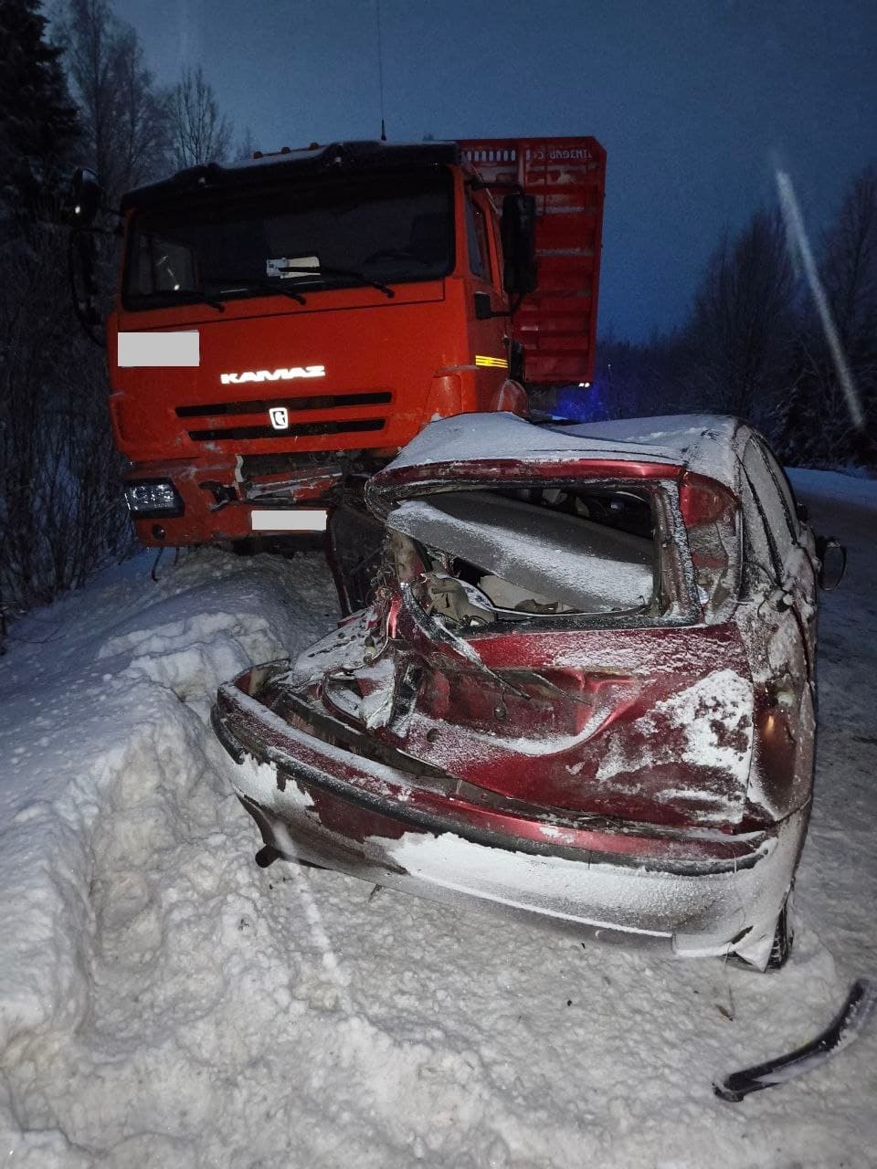 В Мурашинском районе Ford столкнулся с КАМАЗом:есть пострадавший