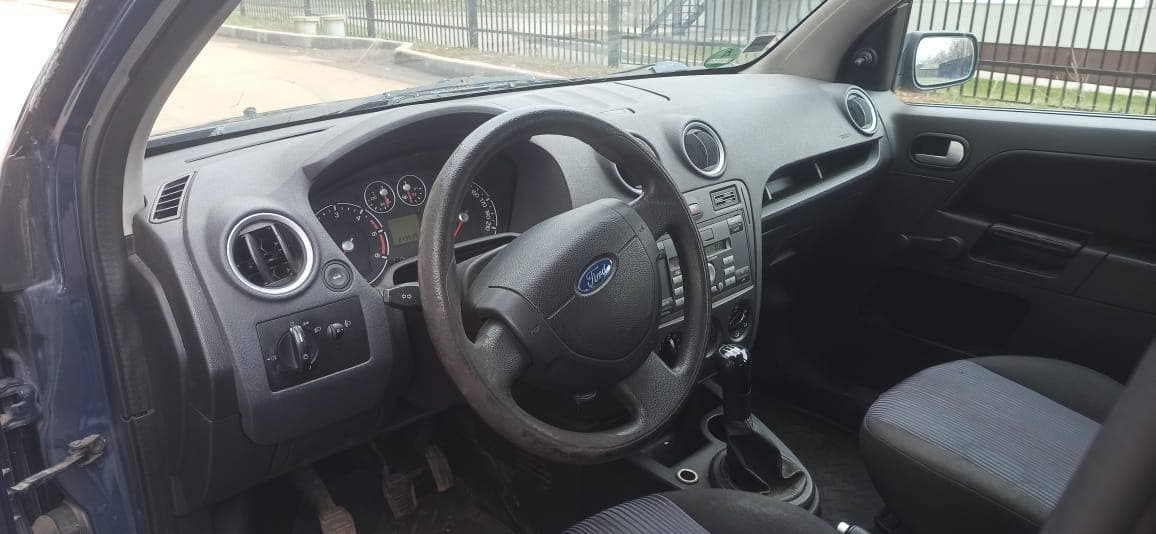 В 2025 году продажи новых легковых машин в России снизились на 15%