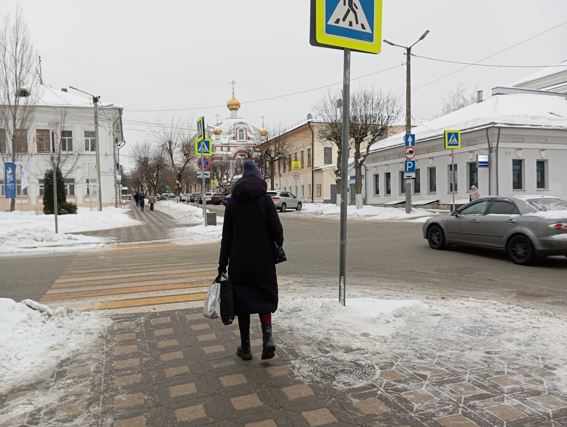 Шаг на "зебру" и пешеход прав? Как теперь водитель обязан уступать дорогу?