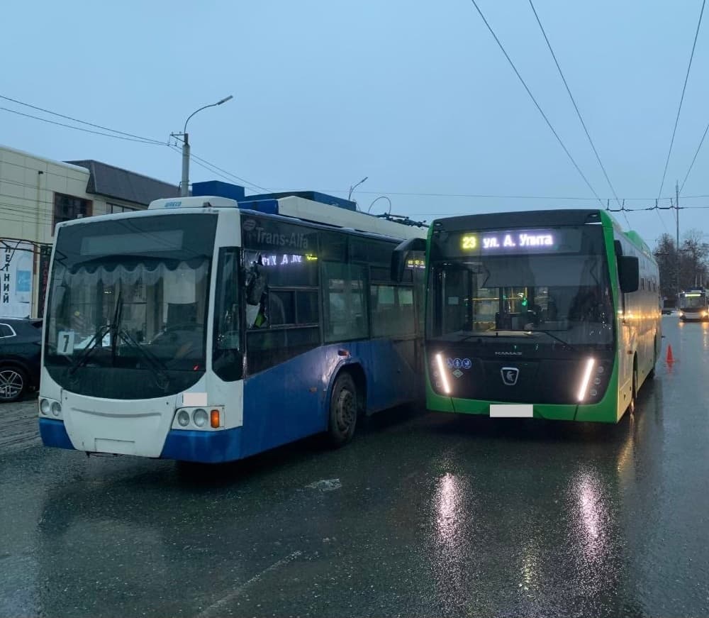В Кирове на Комсомольской столкнулись автобус и троллейбус