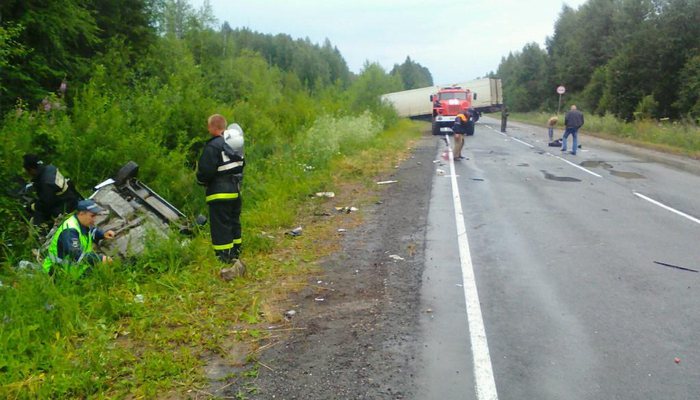 В ДТП с фурой погиб водитель ВАЗа и травмированы 2 пассажира