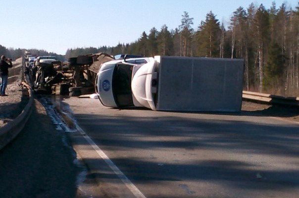 На Чепецком путепроводе  столкнулись 4 автомобиля: два водителя травмированы