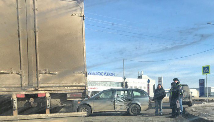 Авария у Ганинского поворота: грузовик уходил от столкновения