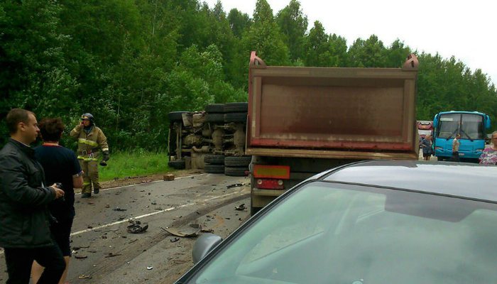 ДТП на трассе «Киров-Советск»: перевернутый грузовик и легковушка «всмятку»
