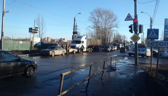Фура едва не смяла BMW на Луганской