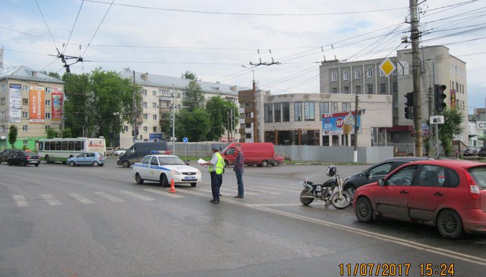 На Воровского скутерист сбил человека и врезался в машину