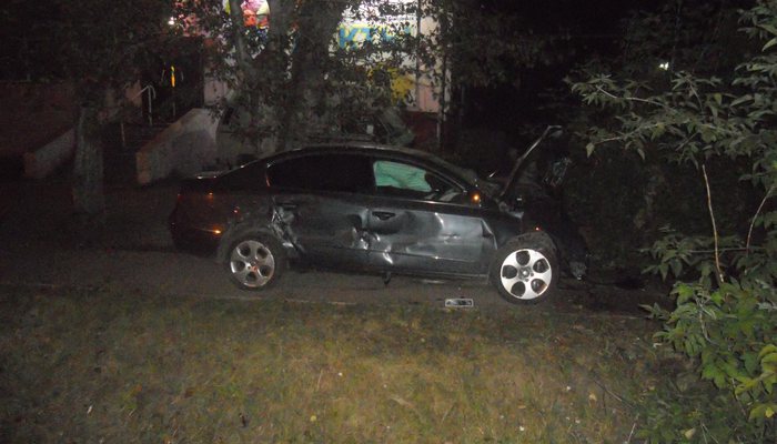 Мужчина на Volkswagen врезался в 2 машины и снёс опору ЛЭП в Коминтерне