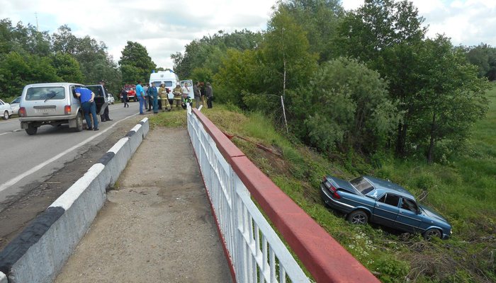 Пьяный водитель едва на съехал с моста в реку