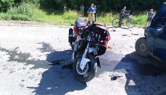 Мотоциклист врезался в выехавшую на дорогу машину