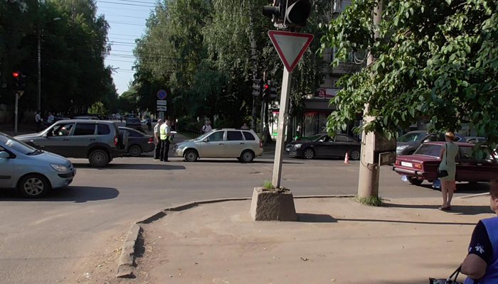 В Кирове мужчина выехал на перекресток на красный и сбил пешехода
