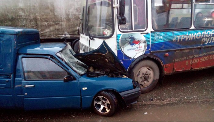 ДТП на Щорса: автобус вытолкнула легковушка
