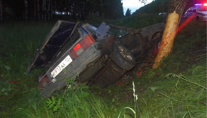 В Яранском районе пьяный водитель разбил машину о дерево