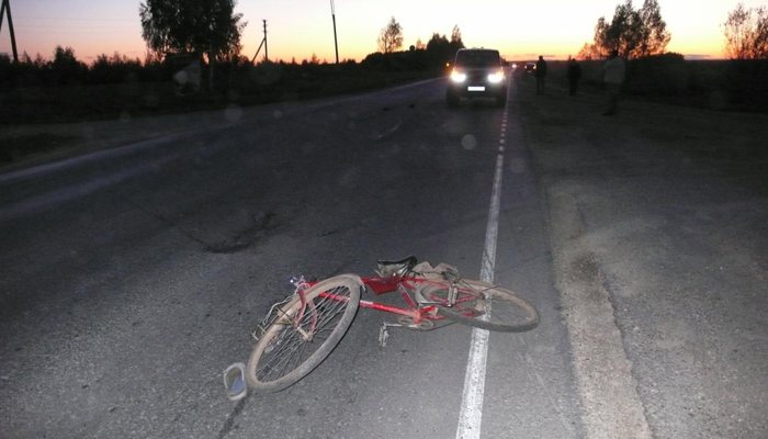 Велосипедист упал под колёса УАЗа