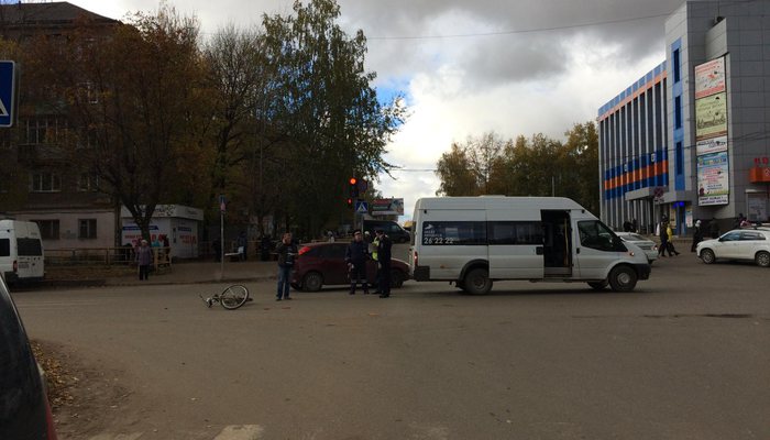На Горького велосипедист взял на таран микроавтобус