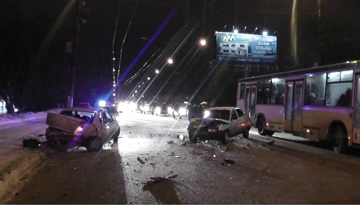 На Воровского таксист с пассажиром выехал на «встречку» и врезался в машину