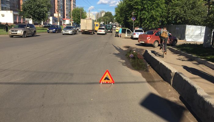 На Московской 7-летняя девочка попала под машину