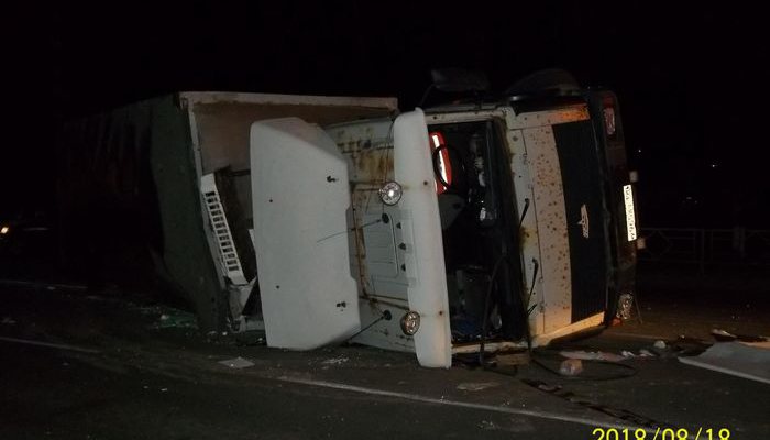Стали известны подробности аварии с опрокинутым грузовиком