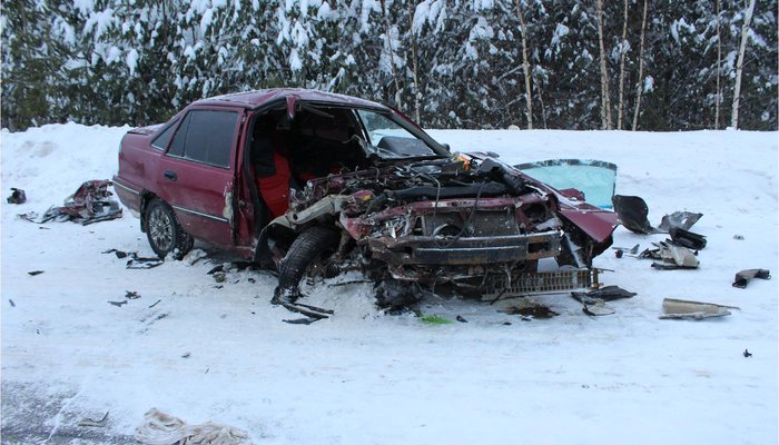 Машину вынесло на встречку после наезда на снег - авария возле Советска