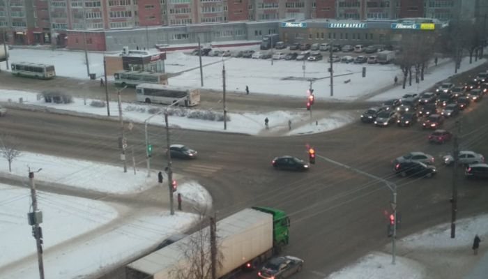 Кировские автомобилисты жалуются на новый светофор Московская – Упита