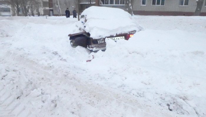 Грейдер убрал снег вместе с машиной