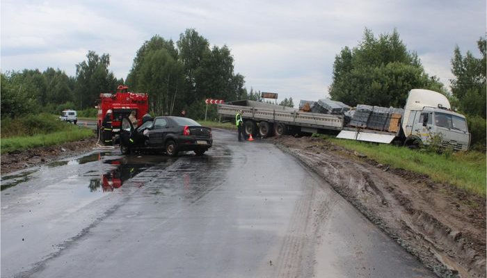 “Камаз” врезался в “Рено” и вылетел за дорогу