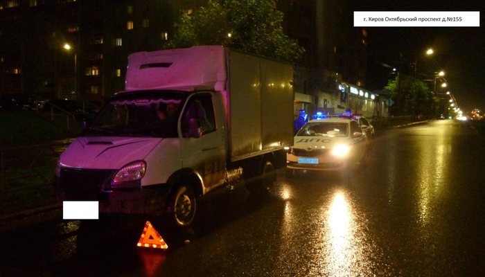 В Кирове пешеход запнулся о трос и попал под машину