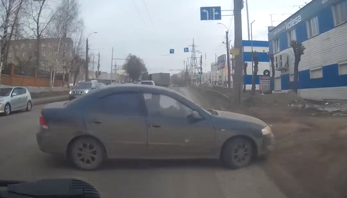 На Луганской "Газель" протаранила Nissan