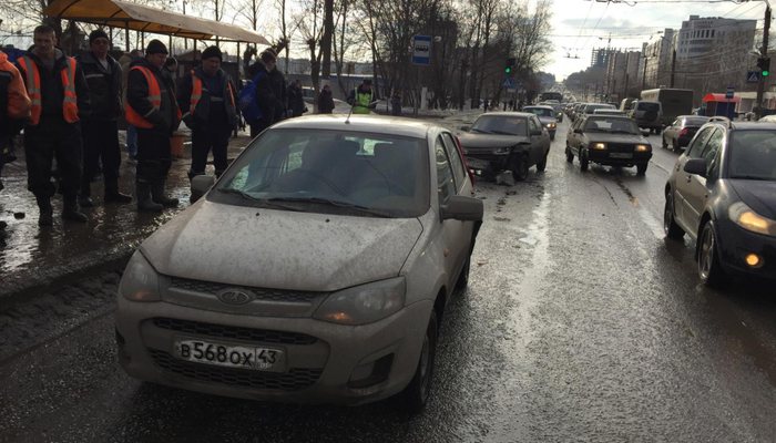 ДТП на Московской: машину отбросило на припаркованный автомобиль