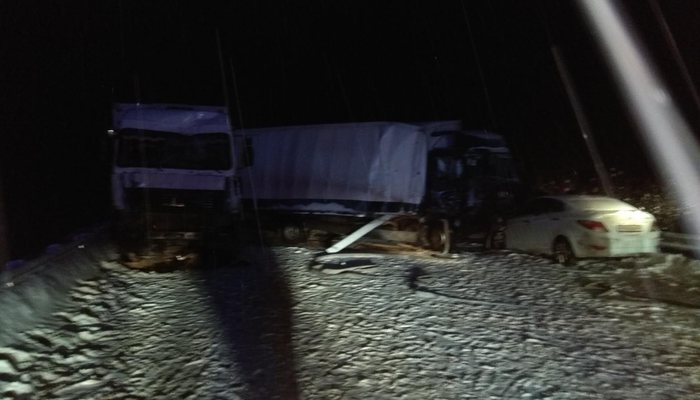 2 грузовика перегородили дорогу после серьезного столкновения