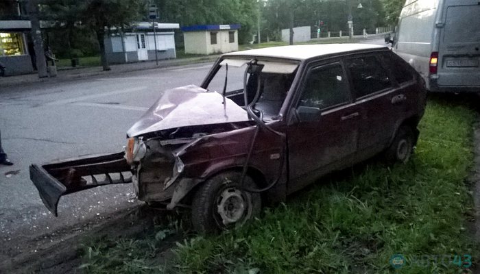На Попова два автомобиля врезались в столб