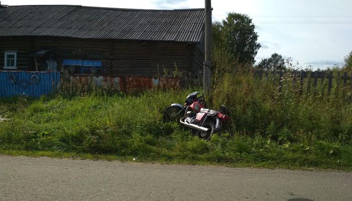 В Юрьянском районе пьяный “бесправник” на мотоцикле улетел в траву