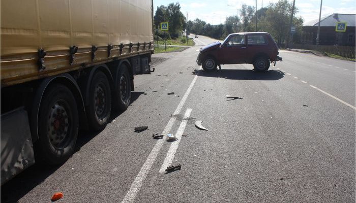 В Тужинском районе пенсионер на “Ниве” влетел в грузовик