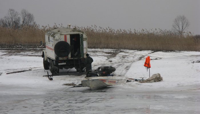 В Кировской области УАЗ с тремя людьми провалился под лед