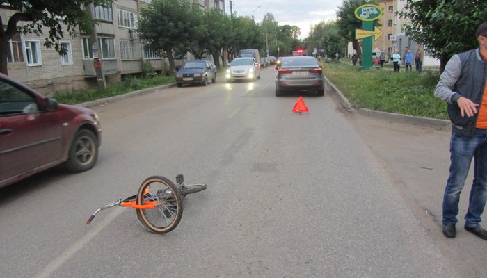 6-летний велосипедист попал в аварию на Хлыновской
