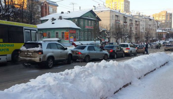 На улице Ленина в Кирове столкнулись 5 машин