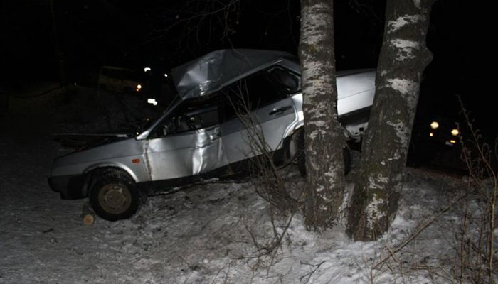 В Яранске пьяный водитель "девятки" протаранил дерево