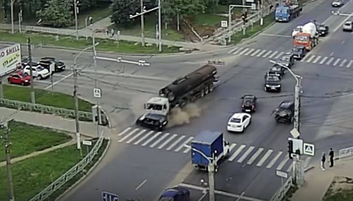 Жесть: в сети появилось видео, как грузовик на скорости влетает в боковину «Ижа»
