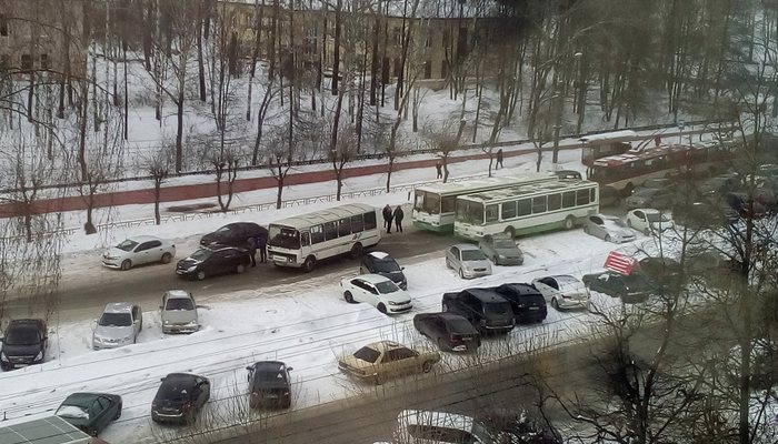 На Октябрьском проспекте столкнулись автобус и Chevrolet. Пробка