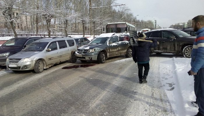 Две женщины не смогли разъехаться - ДТП на Октябрьском проспекте