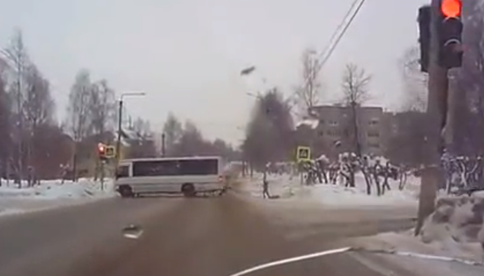 В Нововятске автобус едва не сбил ребенка, перебегающего дорогу
