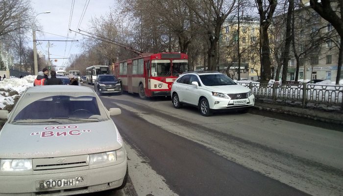 Столкнувшиеся троллейбус и Toyota блокировали Октябрьский проспект