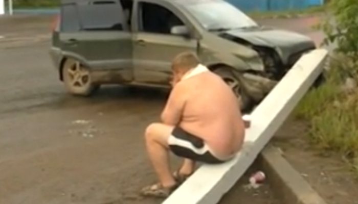 В Кирове пьяный отец пятерых детей на авто снес бетонный столб