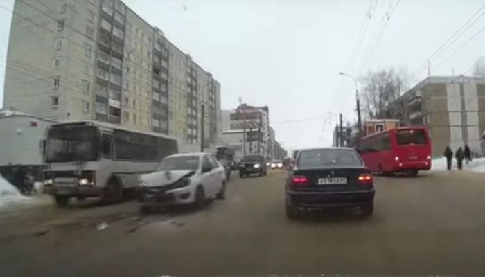 На Воровского Lada вытолкнула микроавтобус на «зебру»