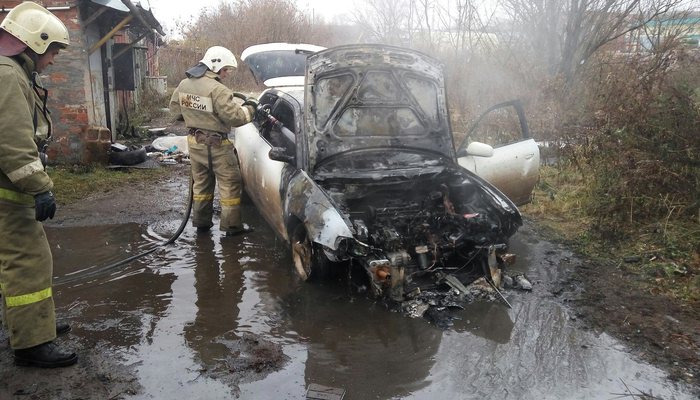 В Кирове Audi сгорела во время ремонта