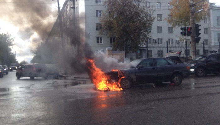 На Октябрьском проспекте загорелась Audi
