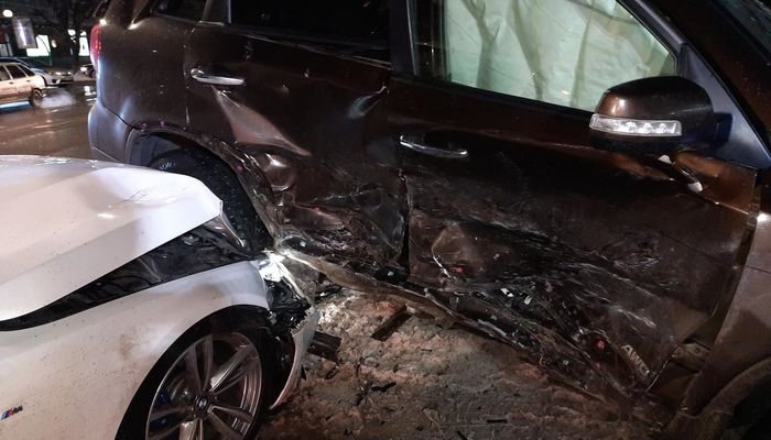 В Кирове мужчина на кроссовере врезался в BMW: трое пострадавших