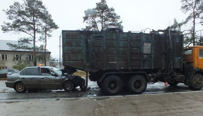 В Белохолуницком районе пьяный бесправник на легковушке «залетел» под грузовик