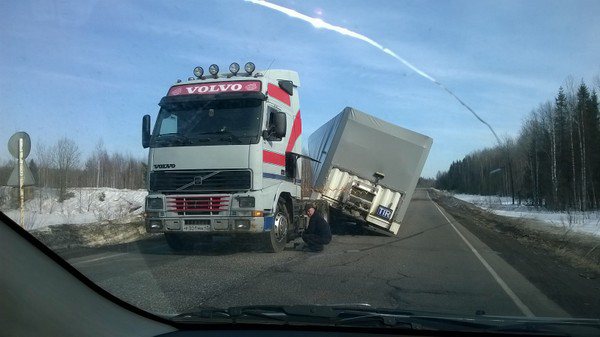 На трассе в Кировской области у фуры оторвался прицеп