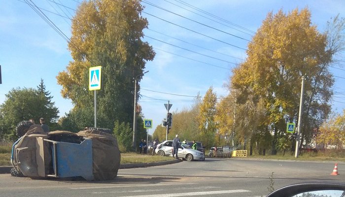 Авария на Дзержинского: один автомобиль перевернут