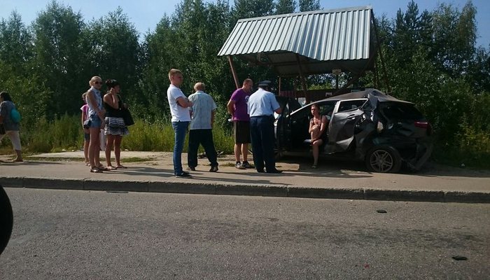 ГАЗ вытолкнул Kia на остановку в Гнусино